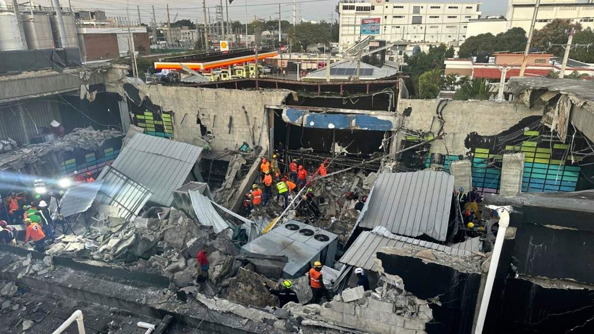 Los equipos de rescate buscan sobrevivientes en el club nocturno Jet Set después de que su techo se derrumbara durante un concierto en Santo Domingo, República Dominicana