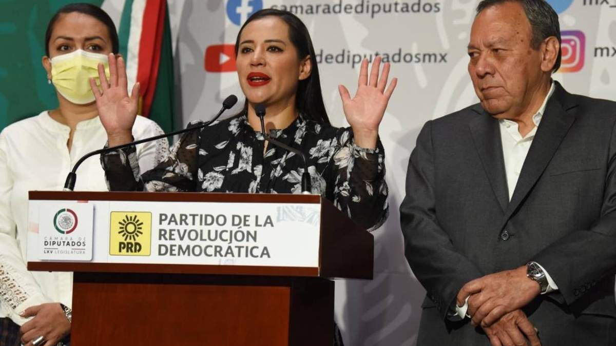La alcaldesa de Cuauhtémoc, Sandra Cuevas, junto al perredista Jesús Zambrano