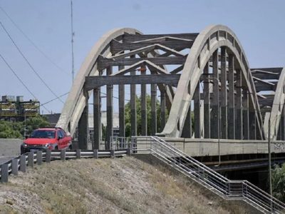 Policía se arrojó al Río Neuquén desde el puente carretero para salvar a una joven