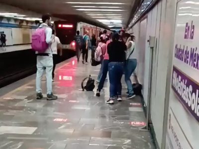 Mujeres pelean en una estación del Metro de CDMX (Video)