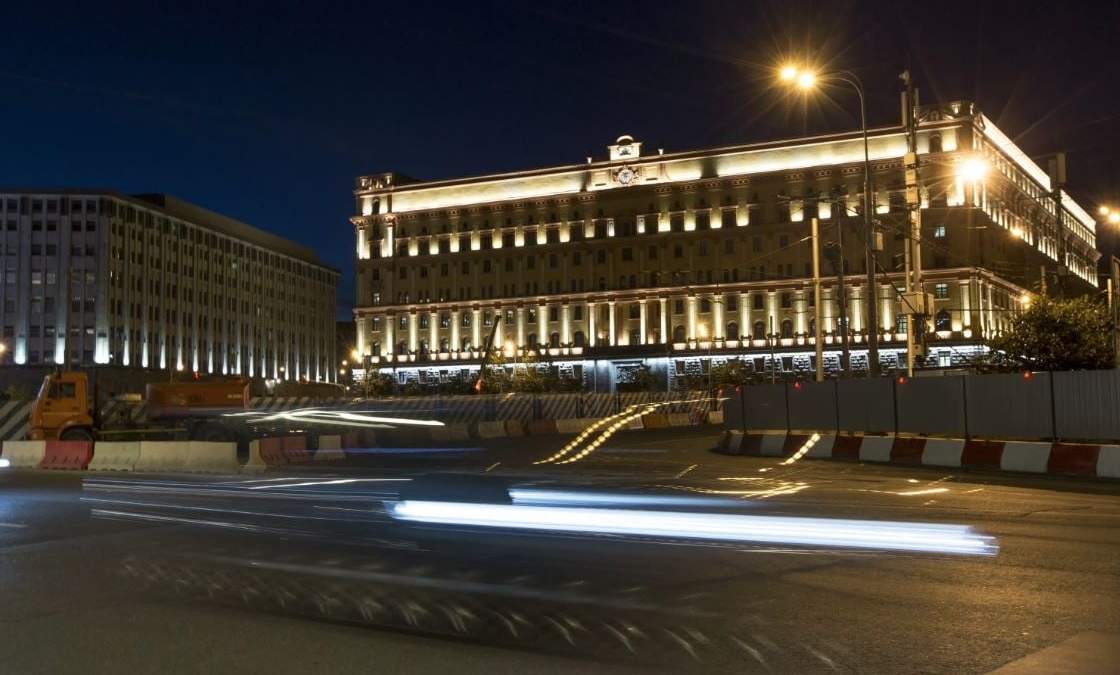 Autos pasan ante el edificio del Servicio Federal de Seguridad en la Plaza Lubyanskaya en Moscú, Rusia
