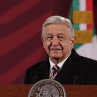 AMLO presume que reestructuró la deuda externa de México para que en 2025 paguen la mitad de interes
