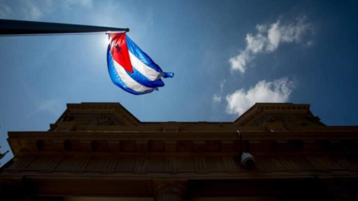 La bandera cubana sobre su nueva embajada en Washington, el lunes 20 de julio de 2015
