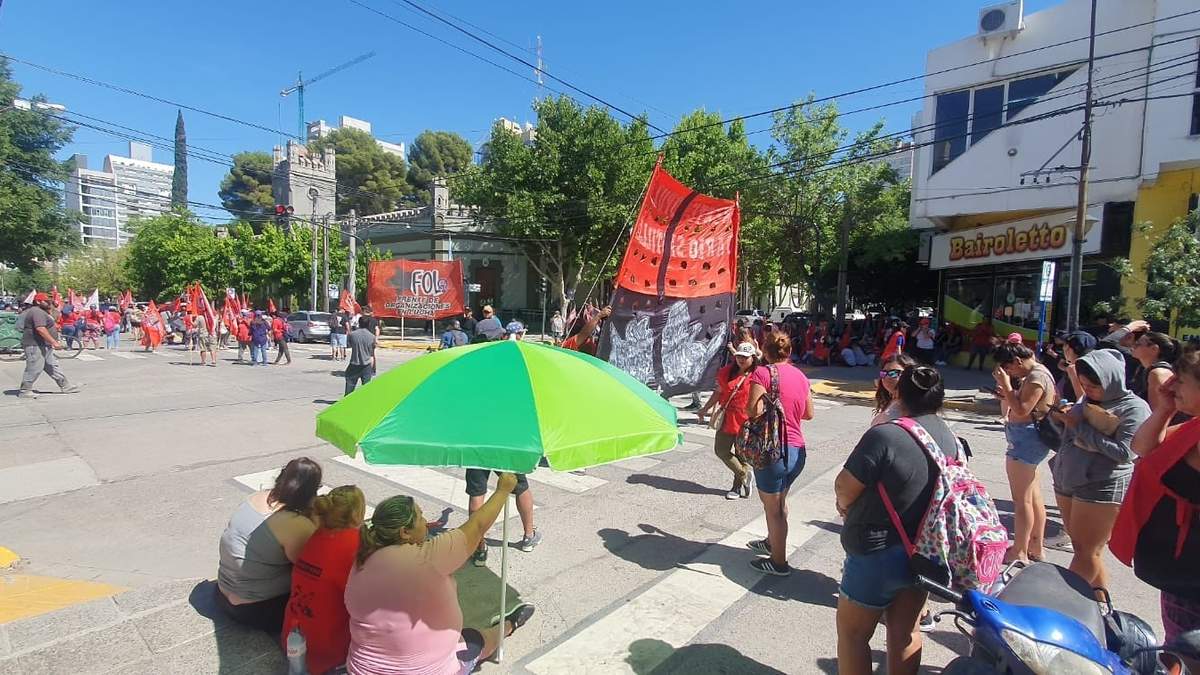 Acampe frente a Casa de Gobierno. Fuente: (Javier Manzano - Minuto Neuquén)