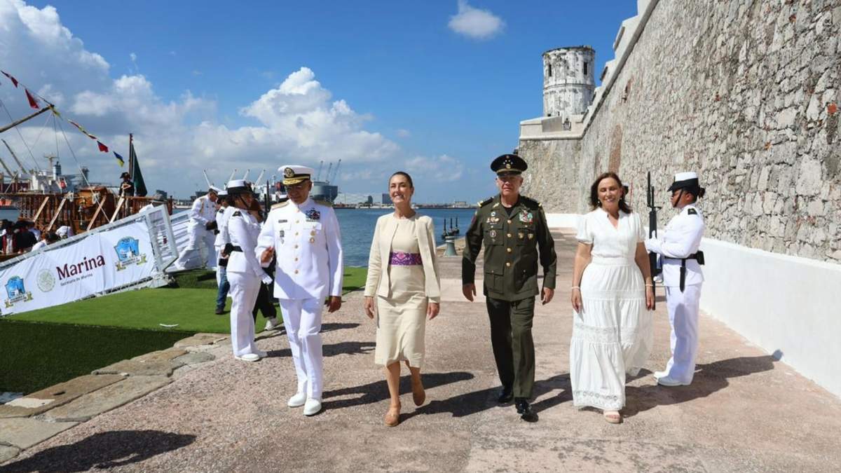 La presidenta Claudia Sheinbaum durante la ceremonia por los 200 años de la Consolidación de la Independencia en la Mar, realizada frente al fuerte de San Juan de Ulúa