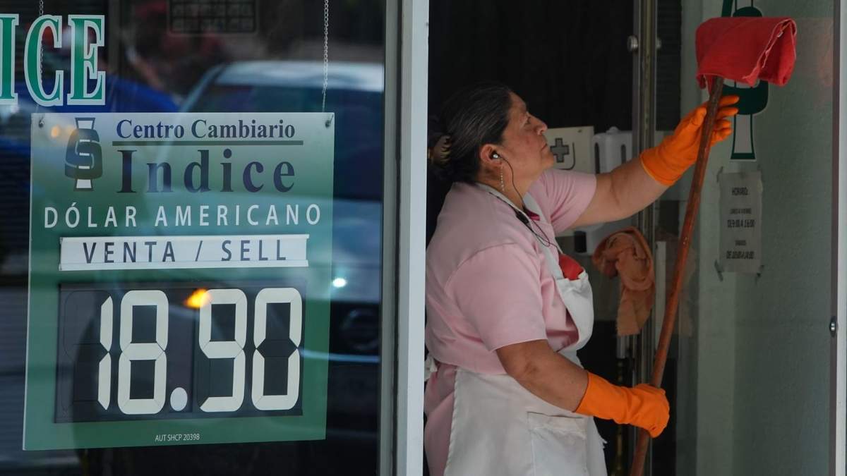 El precio del dólar en México se ubica en 18.90 pesos por unidad en promedio, reflejando una leve ganancia para el peso mexicano frente a la divisa estadounidense
