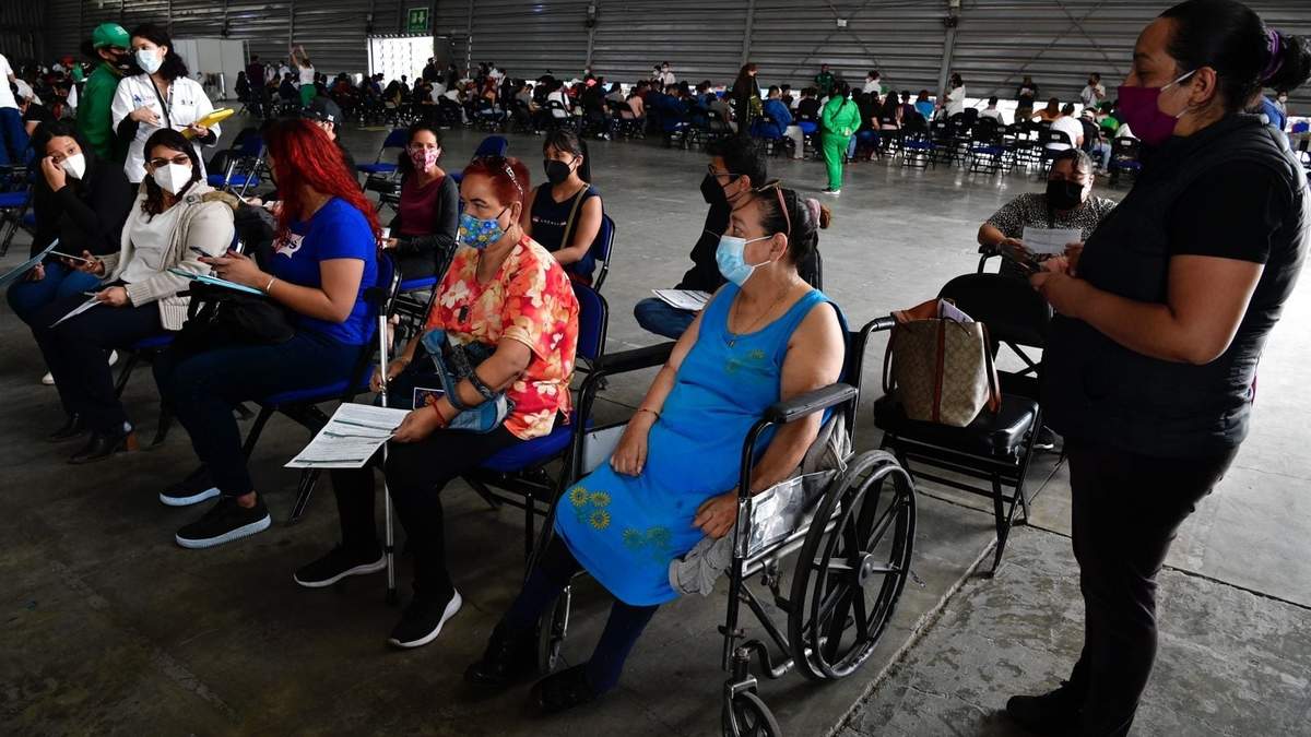 Aplicación de la vacuna contra el covid-19 en el Palacio de los Deportes, en Iztacalco