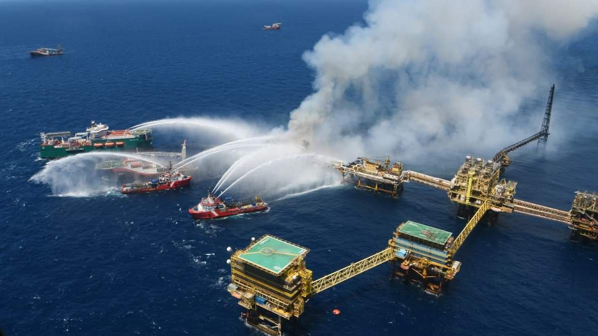 El combate al incendio en la plataforma Nohoch Alfa