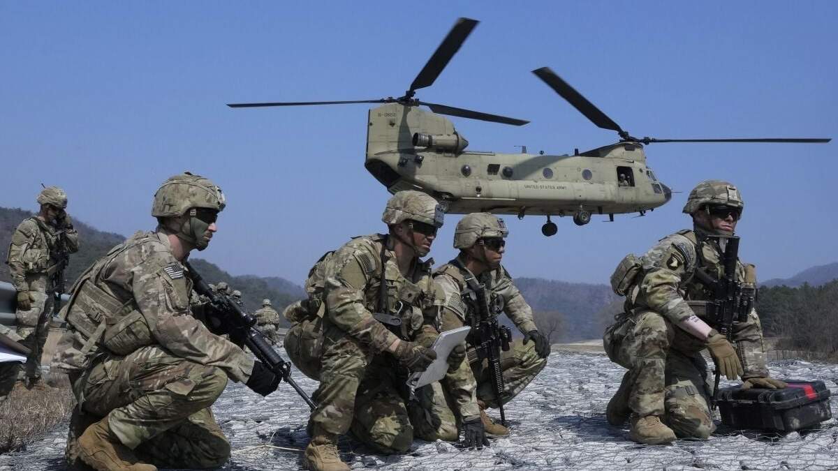 Soldados del ejército estadounidense aguardan para abordar un helicóptero CH-47 Chinook durante un ejercicio militar conjunto entre Corea del Sur y Estados Unidos, el domingo 19 de marzo de 2023, en Pocheon, Corea del Sur