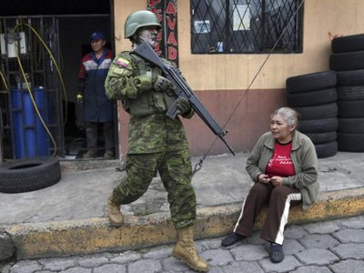 Muere agente penitenciario en cárcel de Ecuador; liberan a decenas y 136 siguen retenidos