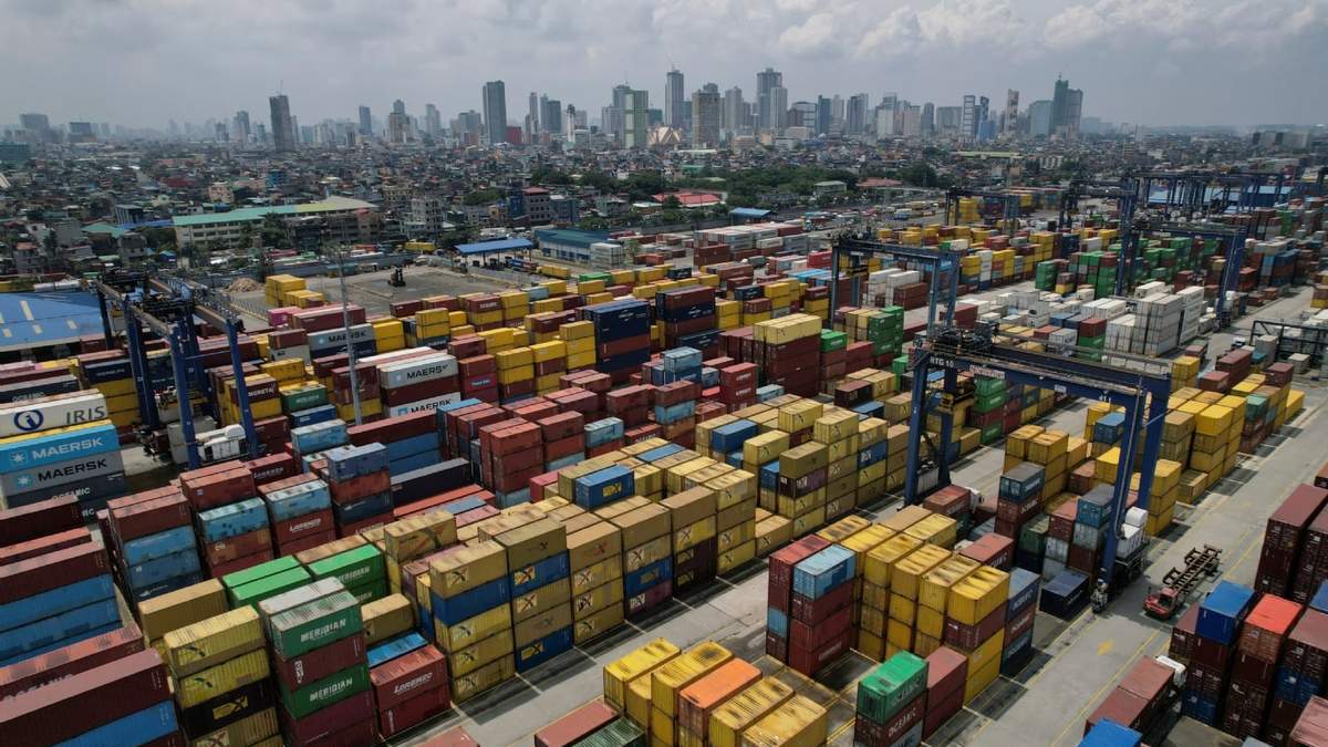 Un camión circula entre pilas de contenedores en un puerto en Manila, Filipinas, el 7 de agosto de 2025