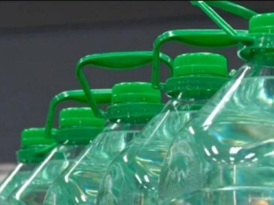 No tires los bidones de agua, mirá cómo los podés aprovechar para organizar mejor tu ropa