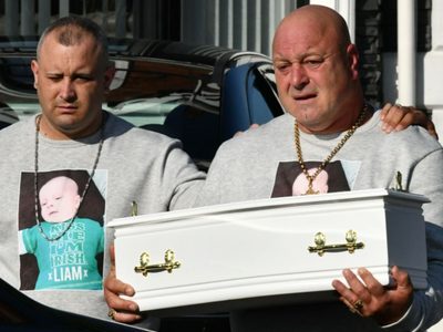 Conmueve imagen de Liam O’Keefe  cargando el ataúd de su bebé, apuñalado por la madre
