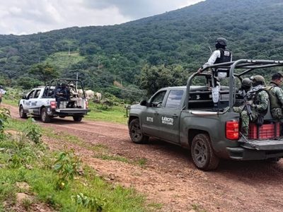 Queman vehículos por la desaparición de siete policías comunales en Michoacán (Video)