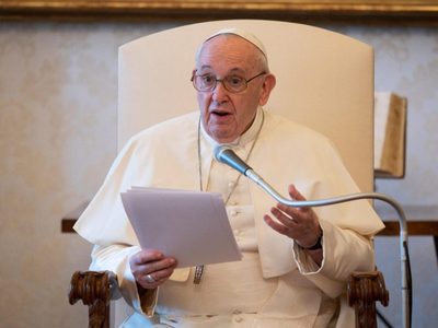 El papa Francisco pidió que no se les dé prioridad a los ricos en el acceso a la vacuna