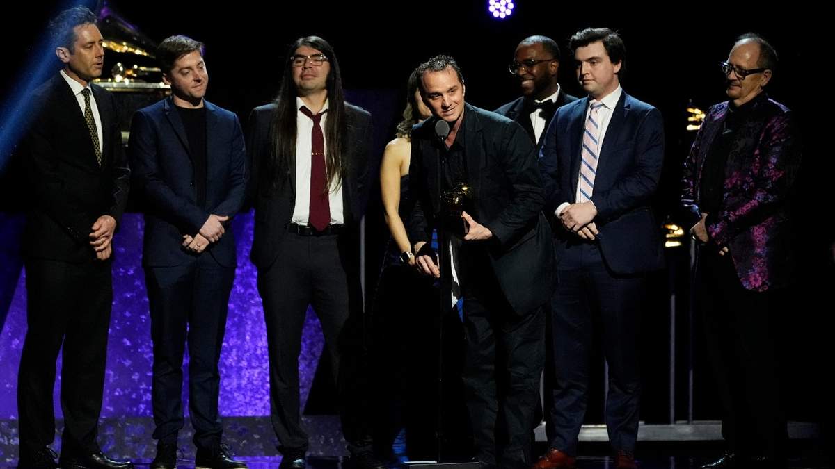 Lost Bayou Ramblers y la Orquesta Filarmónica de Luisiana aceptan el premio al mejor álbum de música de raíces regional por "Live: Orpheum Theatre Nola"
