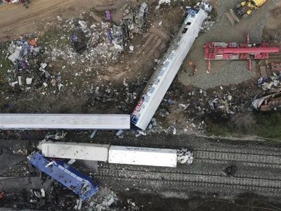 Entregan cuerpos recuperados en choque de trenes en Grecia