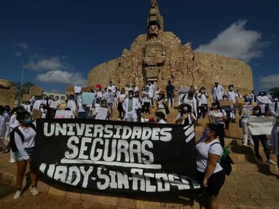 Con manifestación, estudiantes de medicina exigen justicia para Mariana y Karla