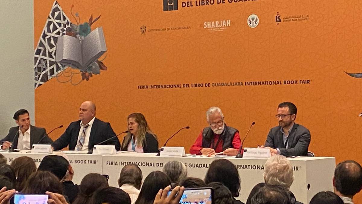 Los activistas Cecilia Flores, Julián LeBarón y el sacerdote Jesuita Javier Pato Ávila, en la FIL Guadalajara
