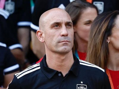 Luis Rubiales dimite de la Real Federación Española tras beso no consentido a Jenni Hermoso