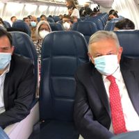 Por primera vez, AMLO usa un cubrebocas