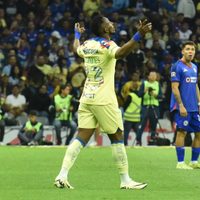 América se inconforma por actos racistas contra Julián Quiñones