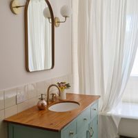 El secreto de la abuela para librar a las cortinas de tu baño de sarro y dejarlas como recién estrenadas
