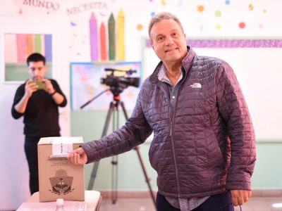Carlos Eguía cumplió con el deber cívico de votar y les pidió a los “abuelos” emitir su sufragio