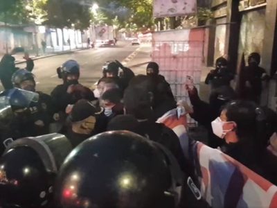 Policías encapsulan a extrabajadores de Notimex durante una manifestación frente a Palacio