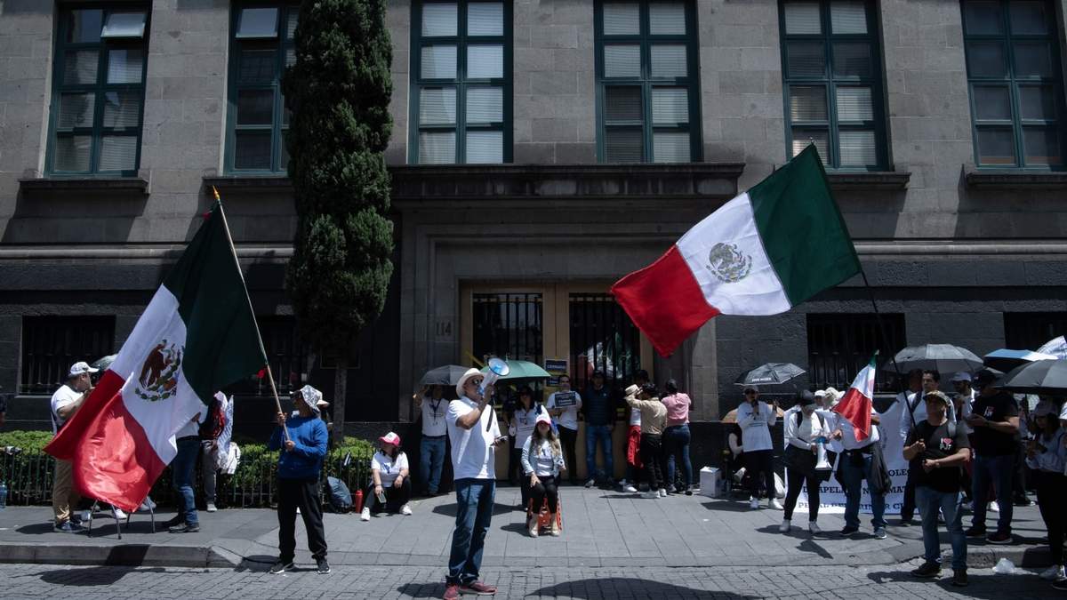 Trabajadores de la SCJN se manifestaron frente a la sede en el centro histórico