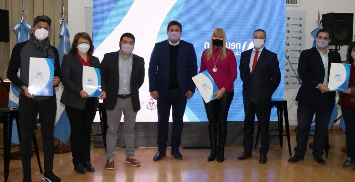 Mariano Gaido sumó a colegios de profesionales para la entrega de lotes en la meseta. Fuente: (Twitter)