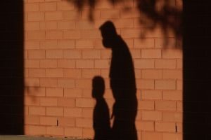 Hija del director de la UNACH lo acusa de haberla violado durante años
