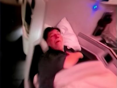 Captan a Fernández Noroña durmiendo en primera clase en su vuelo de regreso de Italia