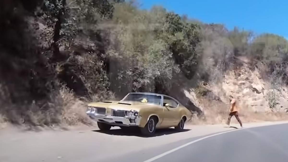 El actor camina a su auto tras el accidente