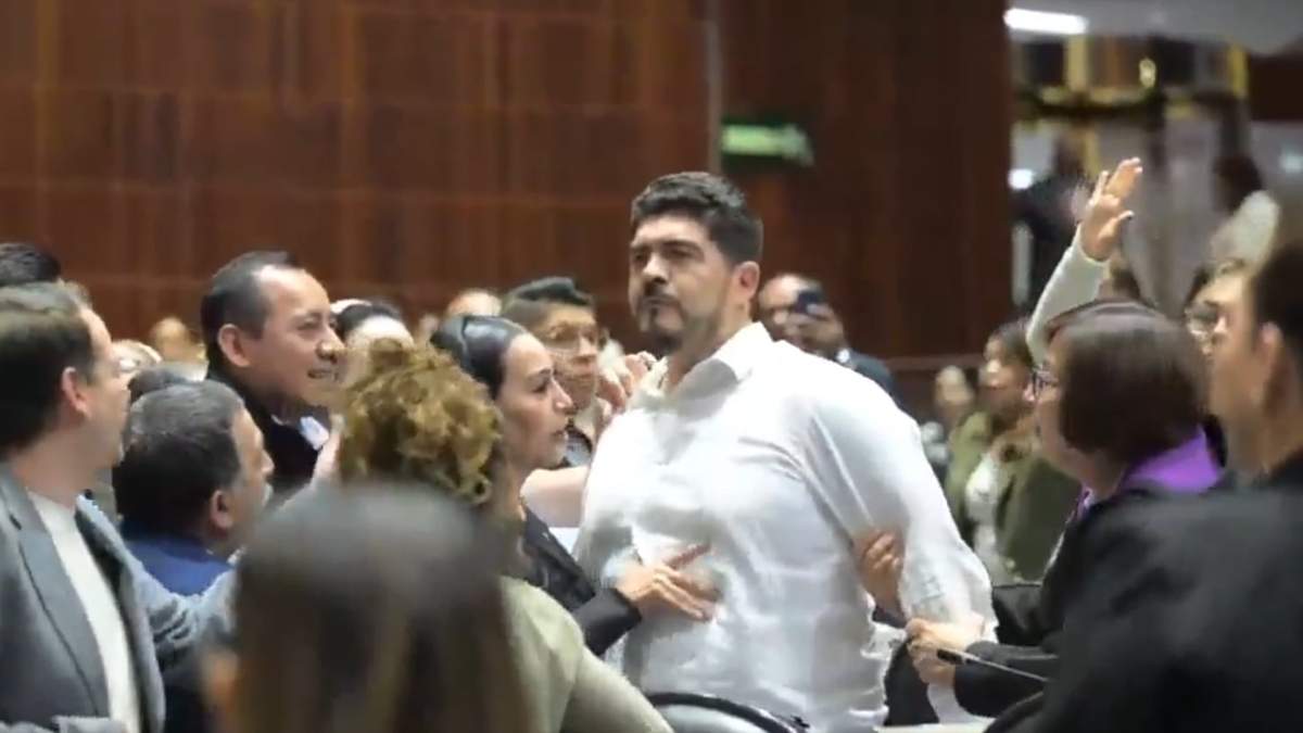 El diputado Zenyazen Escobar es controlado por sus compañeros de Morena