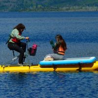Cómo es la novedosa travesía en bicicletas acuáticas por uno de los lagos más increíbles de Chubut