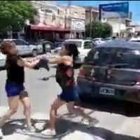 Durante una violenta pelea callejera una mujer cortó a otra con un cuchillo