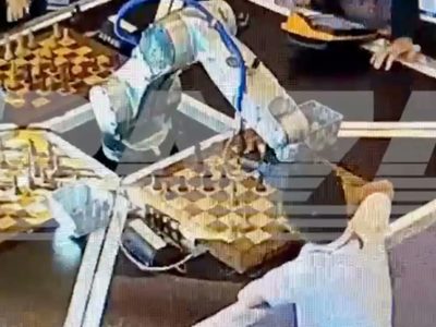 Un robot le rompe el dedo a un niño durante un torneo de ajedrez en Moscú (Video)