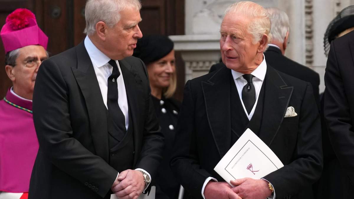 El príncipe Andrés, izquierda, y el rey Carlos III de Reino Unido salen después de la misa de réquiem en honor a la duquesa de Kent en la Catedral de Westminster en Londres, el 16 de septiembre de 2025