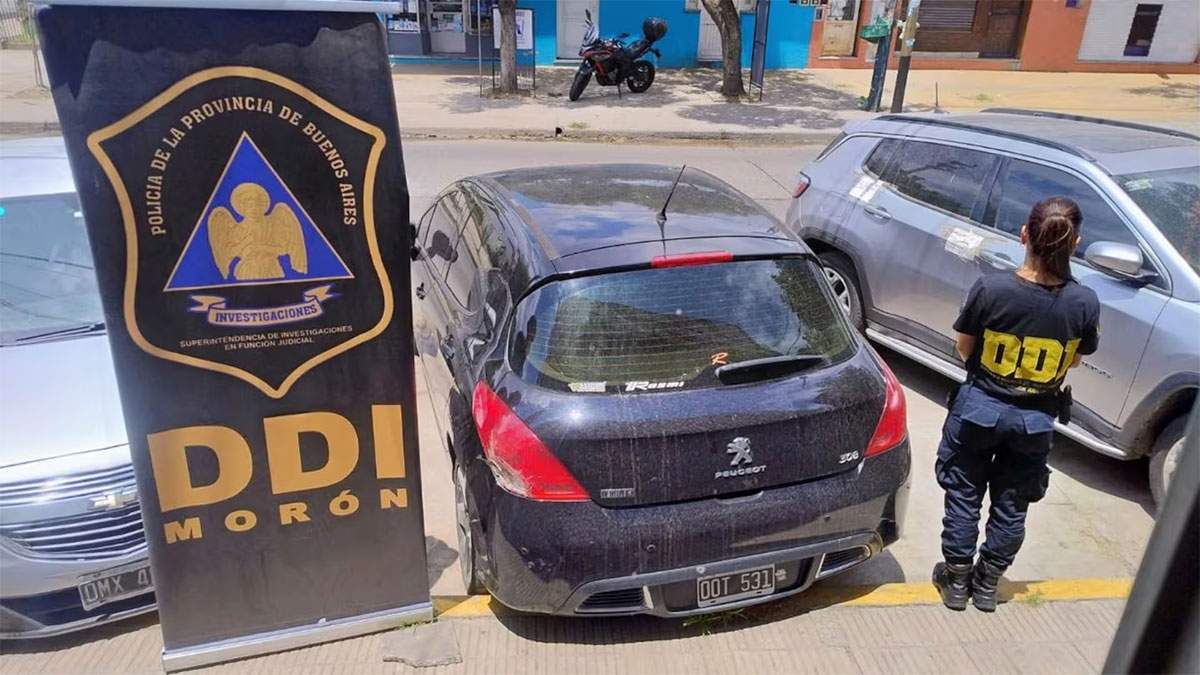 Los delincuentes que asaltaron a Nicolás Wiñazki huyeron en este Peugeot