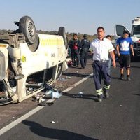 Familia sale de 'puente” a balneario de Cuautla y vuelca su transporte; un muerto y 12 heridos
