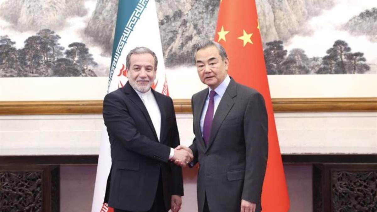 El ministro de Exteriores chino, Wang Yi, en una reunión con su homólogo iraní Abbas Araqchi en Pekín, China, en diciembre de 2024