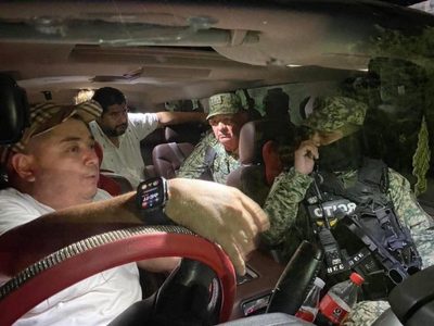 Militares son acorralados por ciudadanos en Nuevo Laredo tras haber robado dinero a comerciante