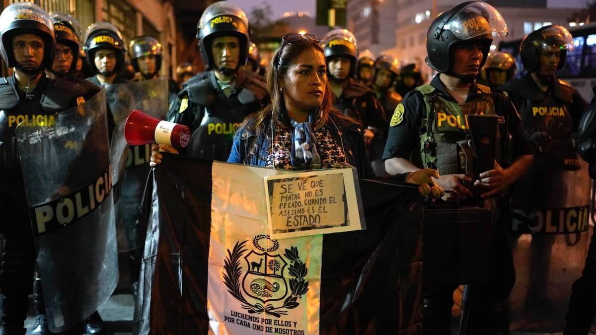 Una manifestante protesta contra la presidenta de Perú frente al edificio del Congreso en Lima