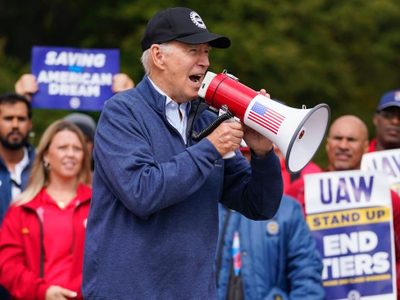 Biden se suma a manifestación de trabajadores automotrices en huelga