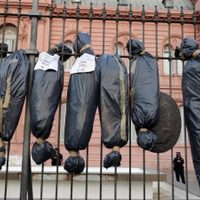 Denunciaron a Bullrich y Lousteau por las bolsas mortuorias arrojadas en Casa Rosada