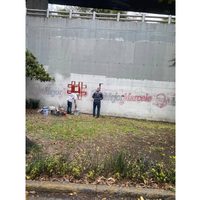 Ebrard reclama a hombres que borraron su propaganda de una barda y pintaron “#EsClaudia” (Video)