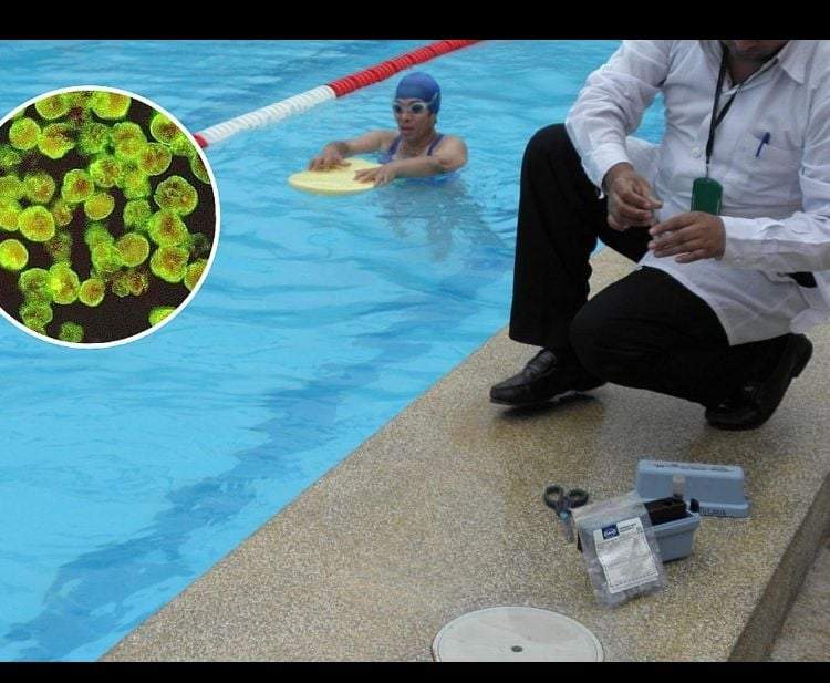 Agencia de Protección Ambiental toma muestras de una piscina