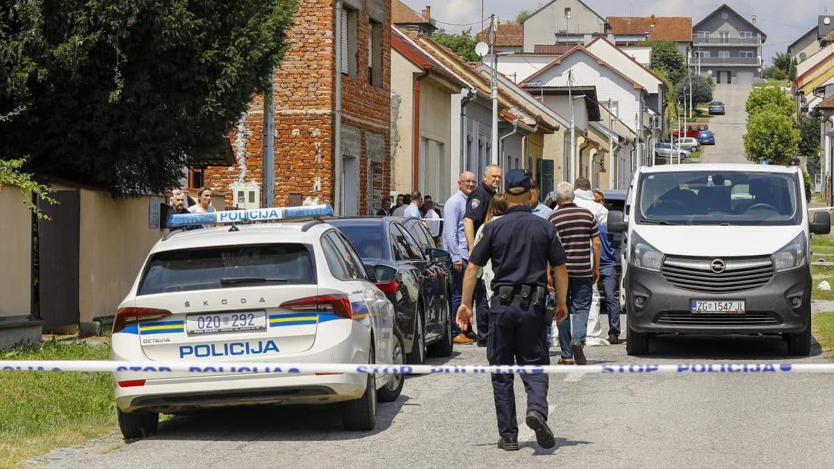 La policía y los médicos forenses se reúnen cerca del sitio donde se perpetró un tiroteo en Daruvar, en el centro de Croacia
