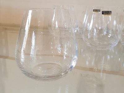 Con los vasos de vidrio que tenés llenos de polvo en la cocina: creá esto mucho más útil y hermoso para tener en casa